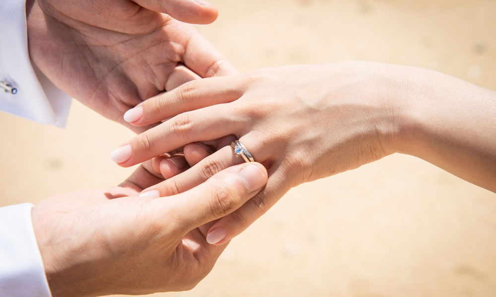 結婚指輪をつけるのは左手？右手？どの指にはめるか迷っている方に