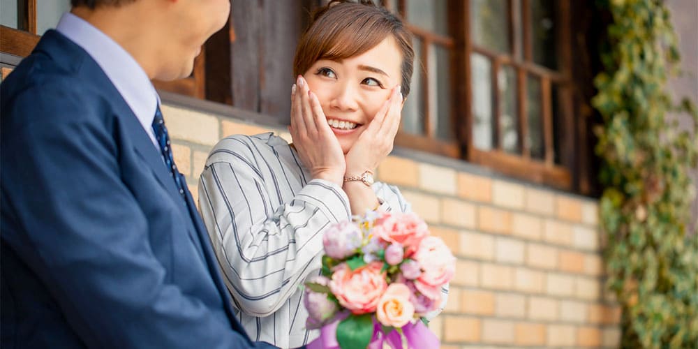 プロポーズされている女性のイメージ